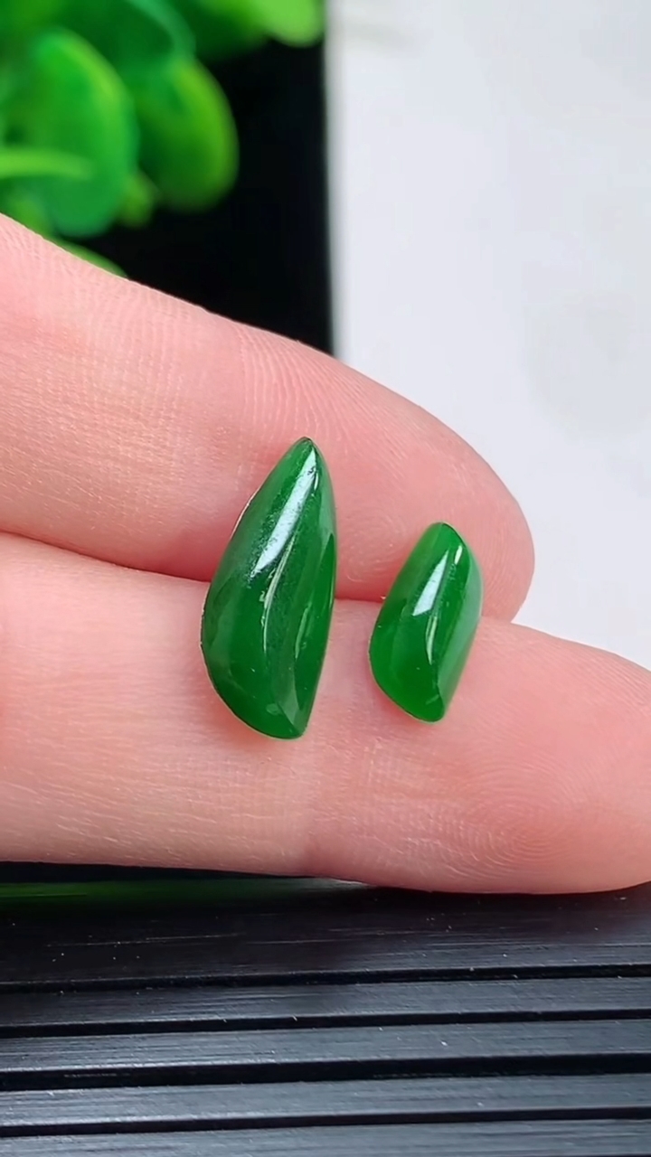 天然A货翡翠随形镶嵌件一对尺寸14.3-6.3-3重:0.68g 128
4月5日