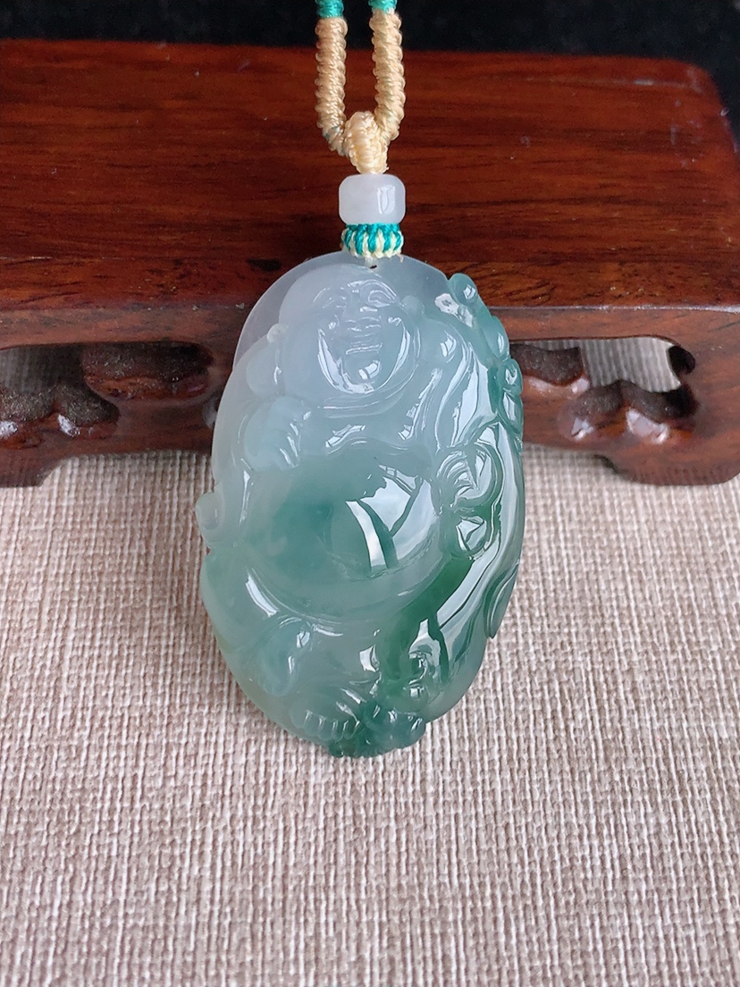 天然A货翡翠飘花逍遥佛吊坠 
尺寸43-28.3-9mm 重量18.75g 0404