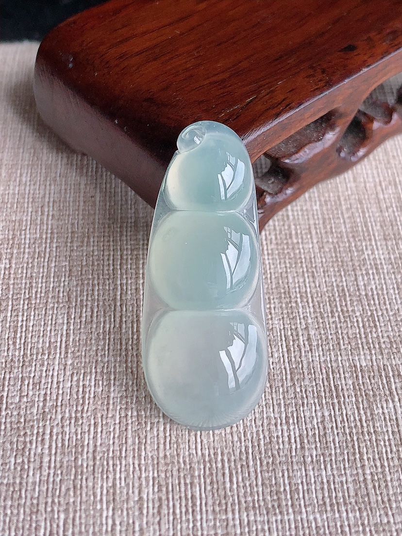 天然A货翡翠晴水四季豆福豆平安豆吊坠 
尺寸41.8-17-6.8mm 重量7.94g 0404