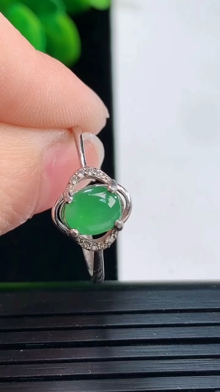 天然A货翡翠蛋面戒指尺寸6.6-5.4重:1.37g 1282026年4月5日
工厂直销收藏佳品,种好水足，色泽均匀，有种有色，上手高大气！