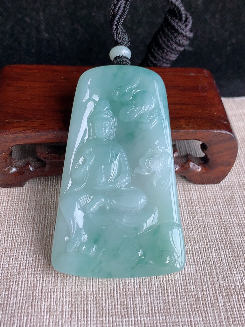 天然A货翡翠飘花自在观音吊坠  
尺寸65.8-39-5.6mm 重量38.80g 0404