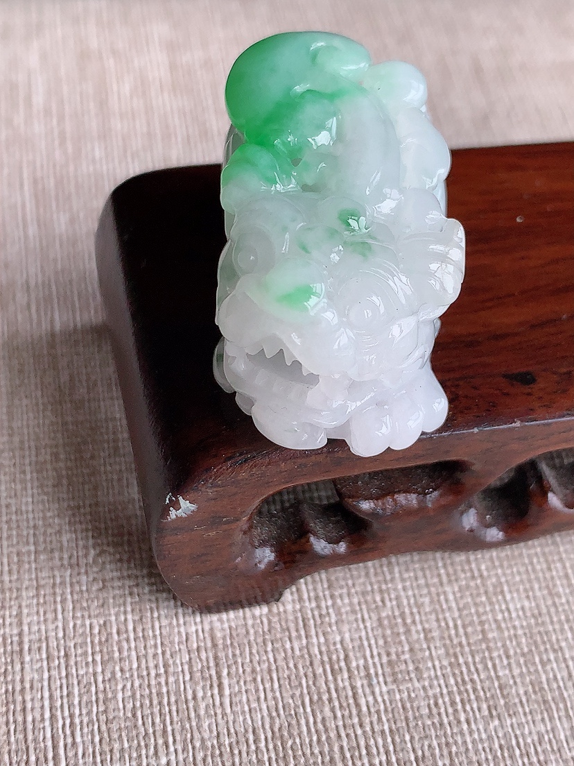 天然A货翡翠飘绿招财貔貅吊坠  
尺寸38.5-21.7-19mm 重量35.00g 0404