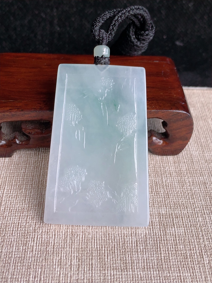 天然A货翡翠飘花意境山水牌吊坠  
尺寸57.6-36.2-5mm 重量29.90g 0404