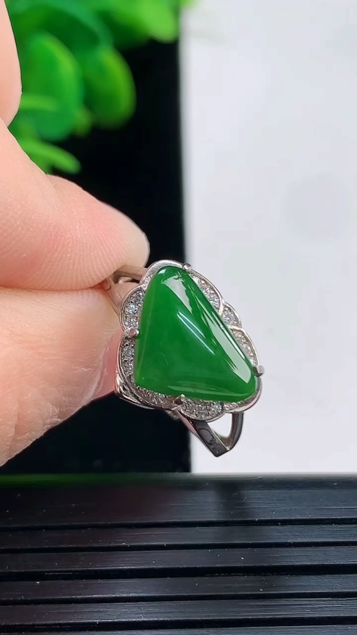 天然A货翡翠爱心戒指尺寸12.5-9重:2.32g 1282026年4月5日
工厂直销收藏佳品,种好