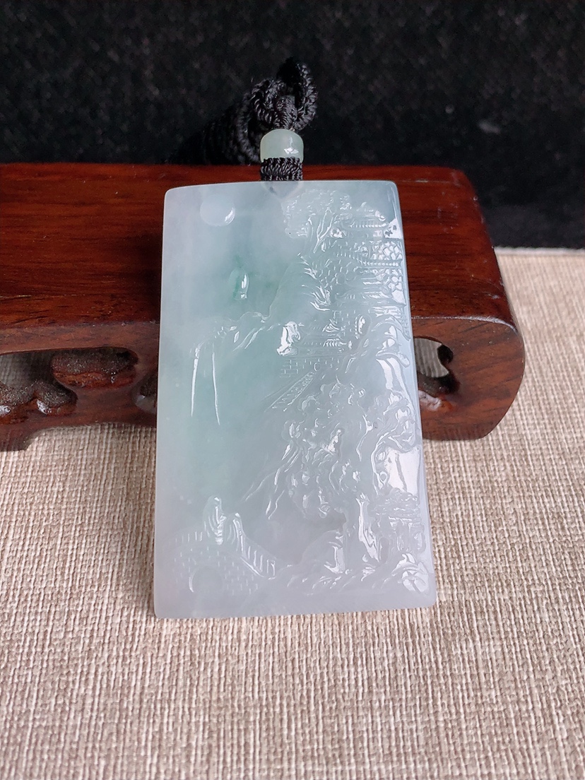 天然A货翡翠飘花意境山水牌吊坠  
尺寸57.6-36.2-5mm 重量29.90g 0404