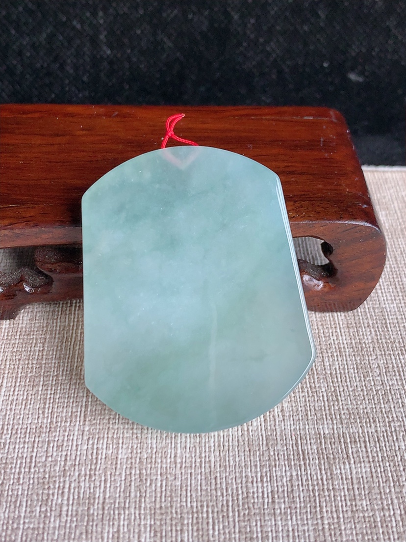 天然A货翡翠晴水无事牌吊坠 
尺寸50-40.4-6mm 重量33.26g 0404