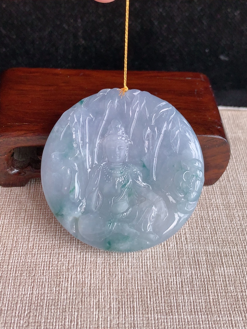 天然A货翡翠紫罗兰飘花自在观音吊坠 
尺寸52-9mm 重量56.43g 0404