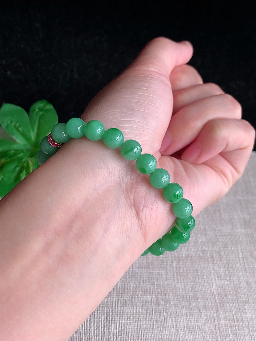 天然A货翡翠满绿圆珠佛珠手串24颗 
尺寸7.5mm 重量18.16g 0404