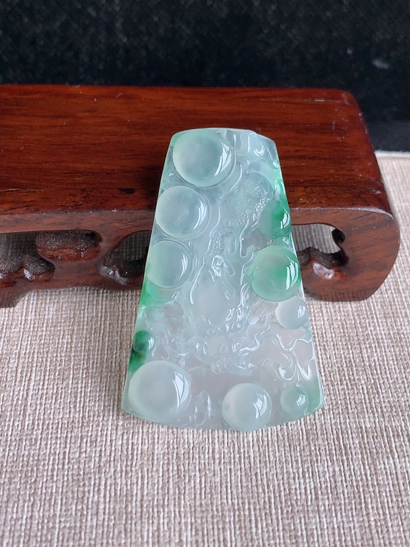 天然A货翡翠飘绿龙牌吊坠  
尺寸52-34.2-3.8mm 重量12.84g 0404