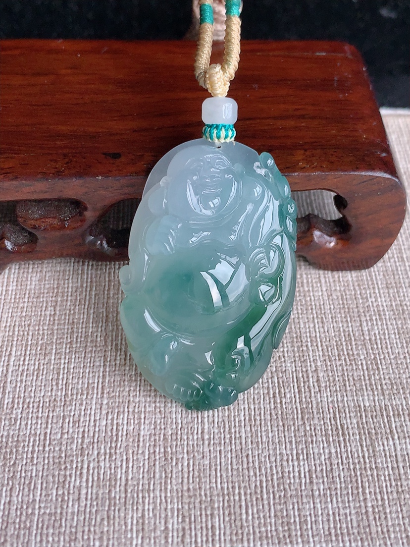 天然A货翡翠飘花逍遥佛吊坠 
尺寸43-28.3-9mm 重量18.75g 0404