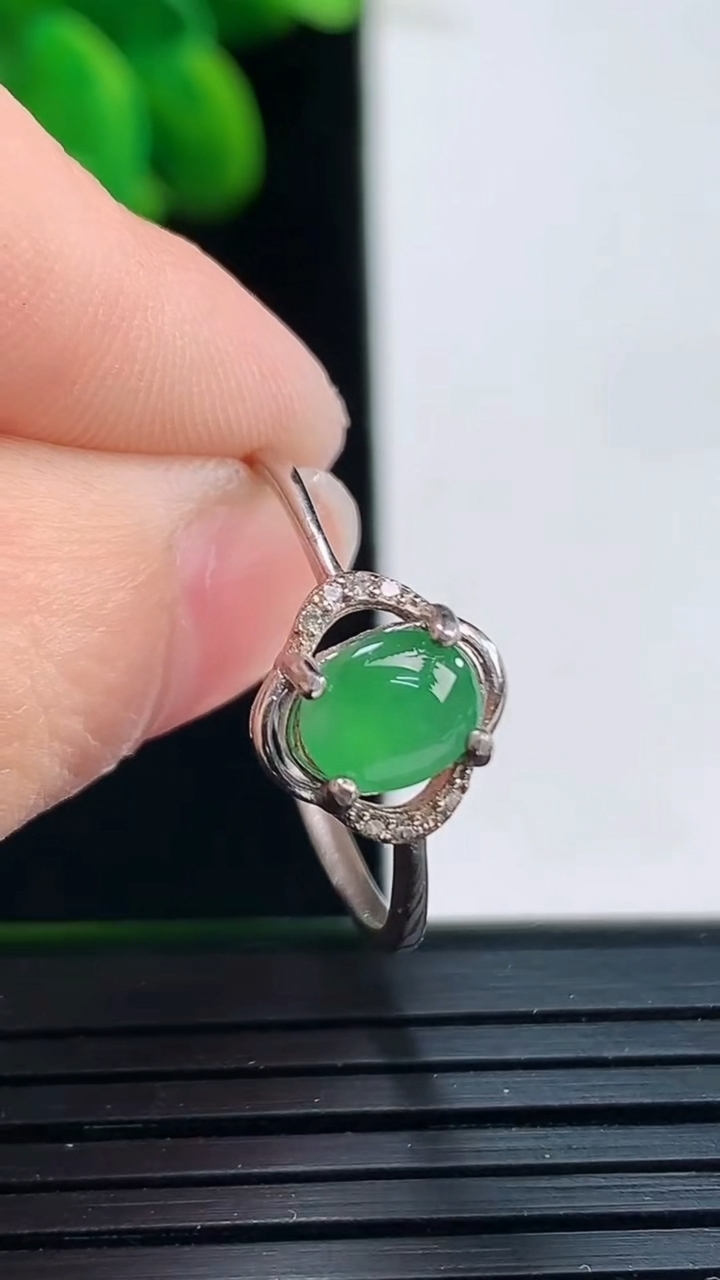 天然A货翡翠蛋面戒指尺寸6.6-5.4重:1.37g 1282026年4月5日
工厂直销收藏佳品,种好水足，色泽均匀，有种有色，上手高大气！