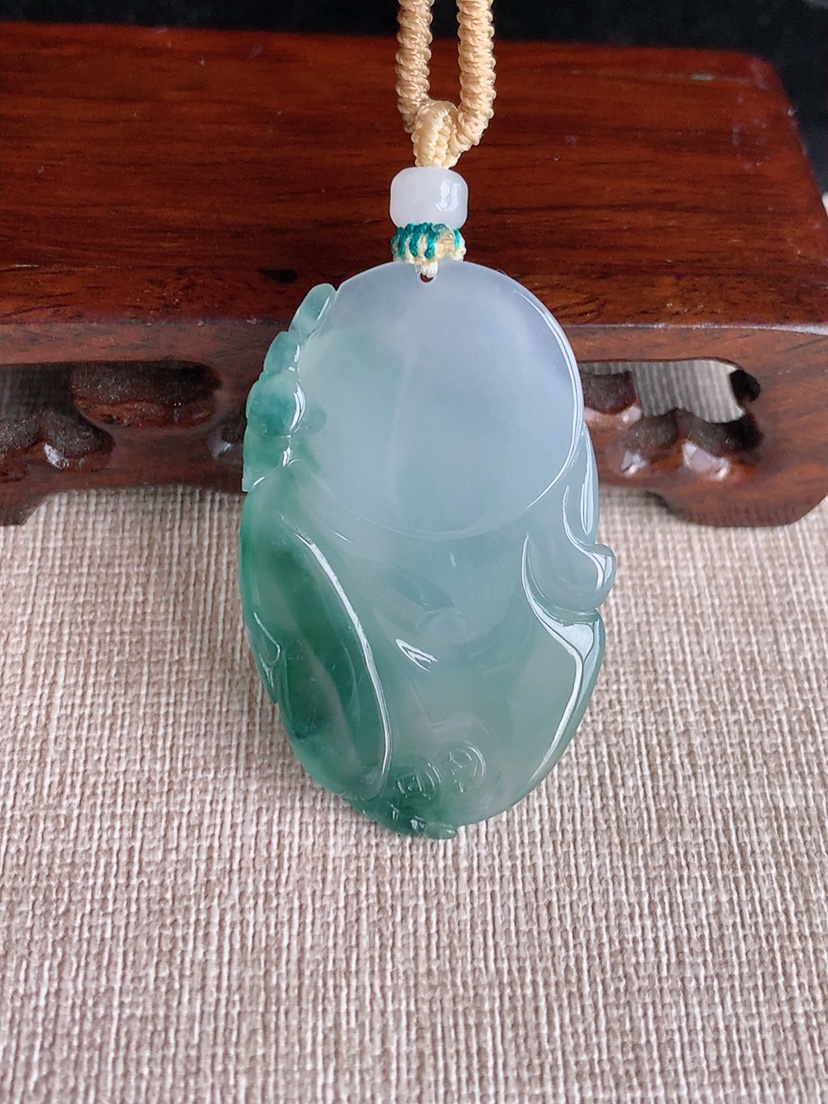 天然A货翡翠飘花逍遥佛吊坠 
尺寸43-28.3-9mm 重量18.75g 0404