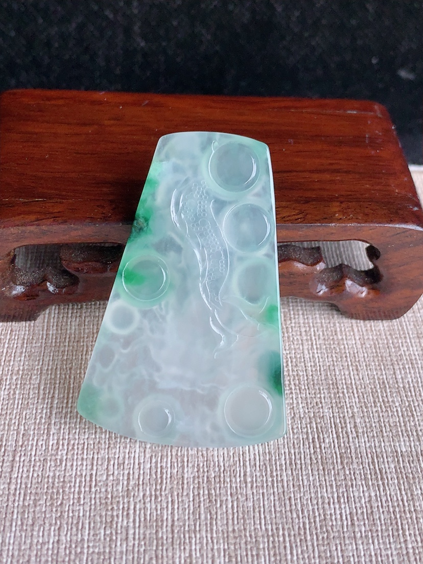 天然A货翡翠飘绿龙牌吊坠  
尺寸52-34.2-3.8mm 重量12.84g 0404