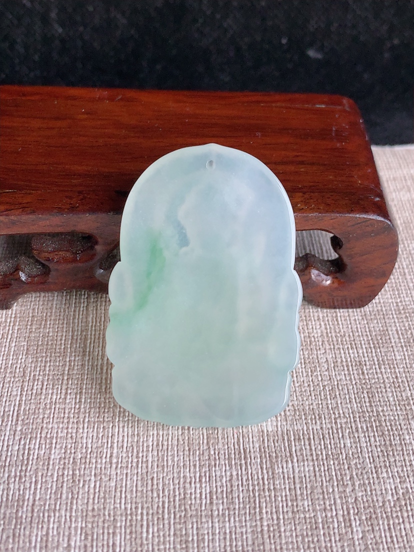 天然A货翡翠晴水飘花不动明王吊坠 
尺寸47.5-32.6-5.5mm 重量20.70g 0404