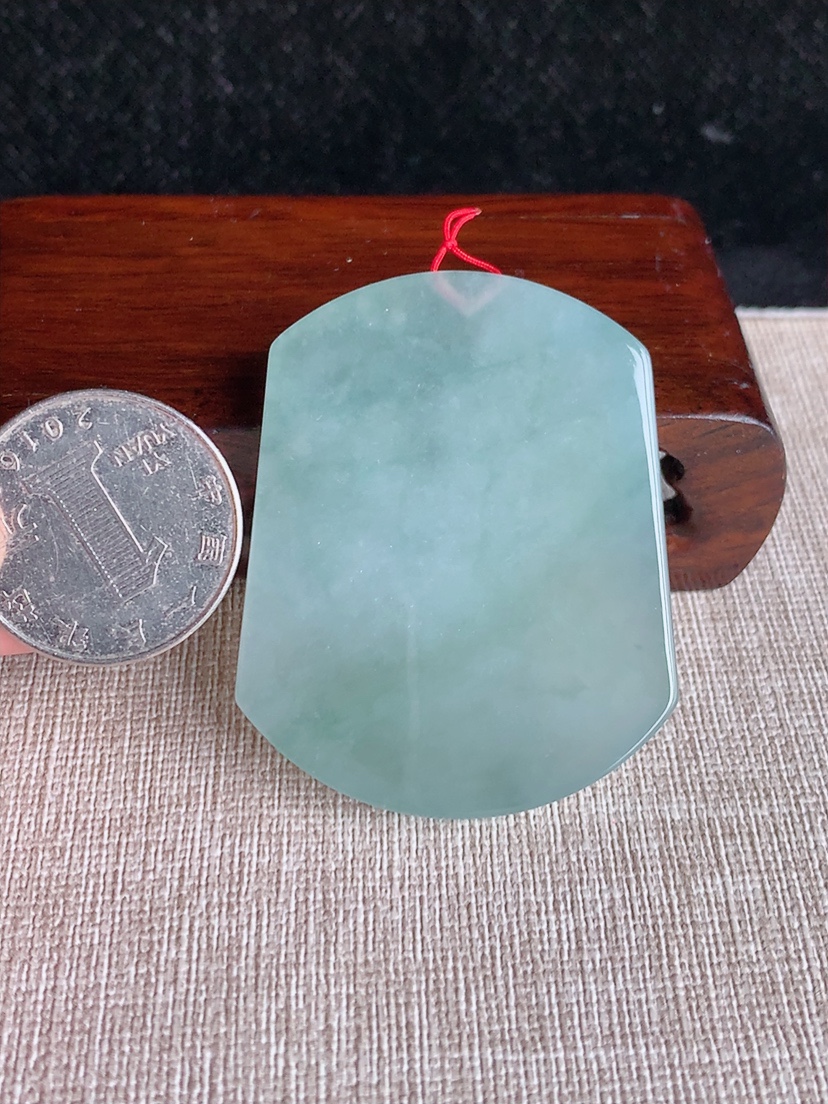 天然A货翡翠晴水无事牌吊坠 
尺寸50-40.4-6mm 重量33.26g 0404