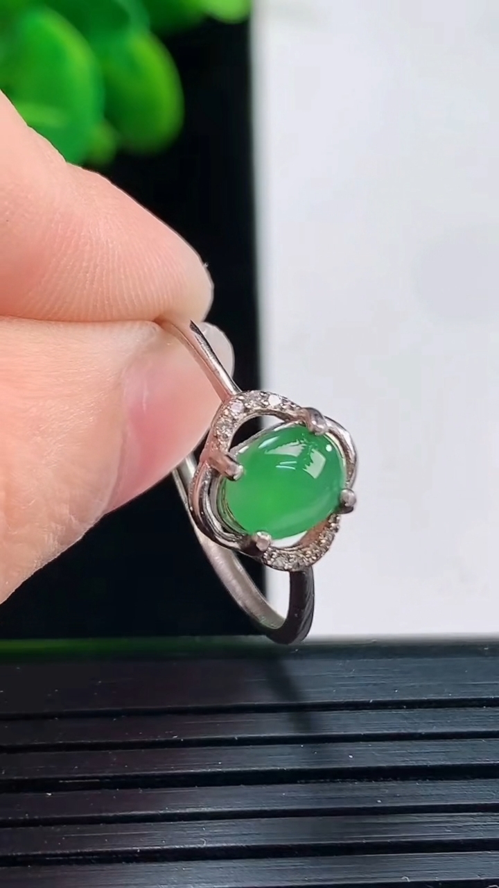 天然A货翡翠蛋面戒指尺寸6.6-5.4重:1.37g 1282026年4月5日
工厂直销收藏佳品,种好水足，色泽均匀，有种有色，上手高大气！