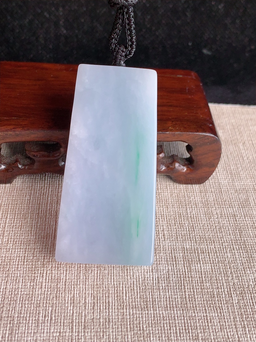 天然A货翡翠春带彩紫罗兰飘绿无事牌吊坠  
尺寸59-28.8-10.8mm 重量59.36g 0404