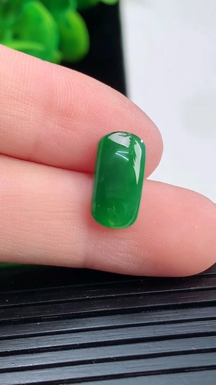 天然A货翡翠马鞍戒面尺寸12.9-6.6-2.4重:0.52g 1282026年4月5日
工厂直销收藏佳品,种好水足，色泽均匀，有种有色，上手高大气！
