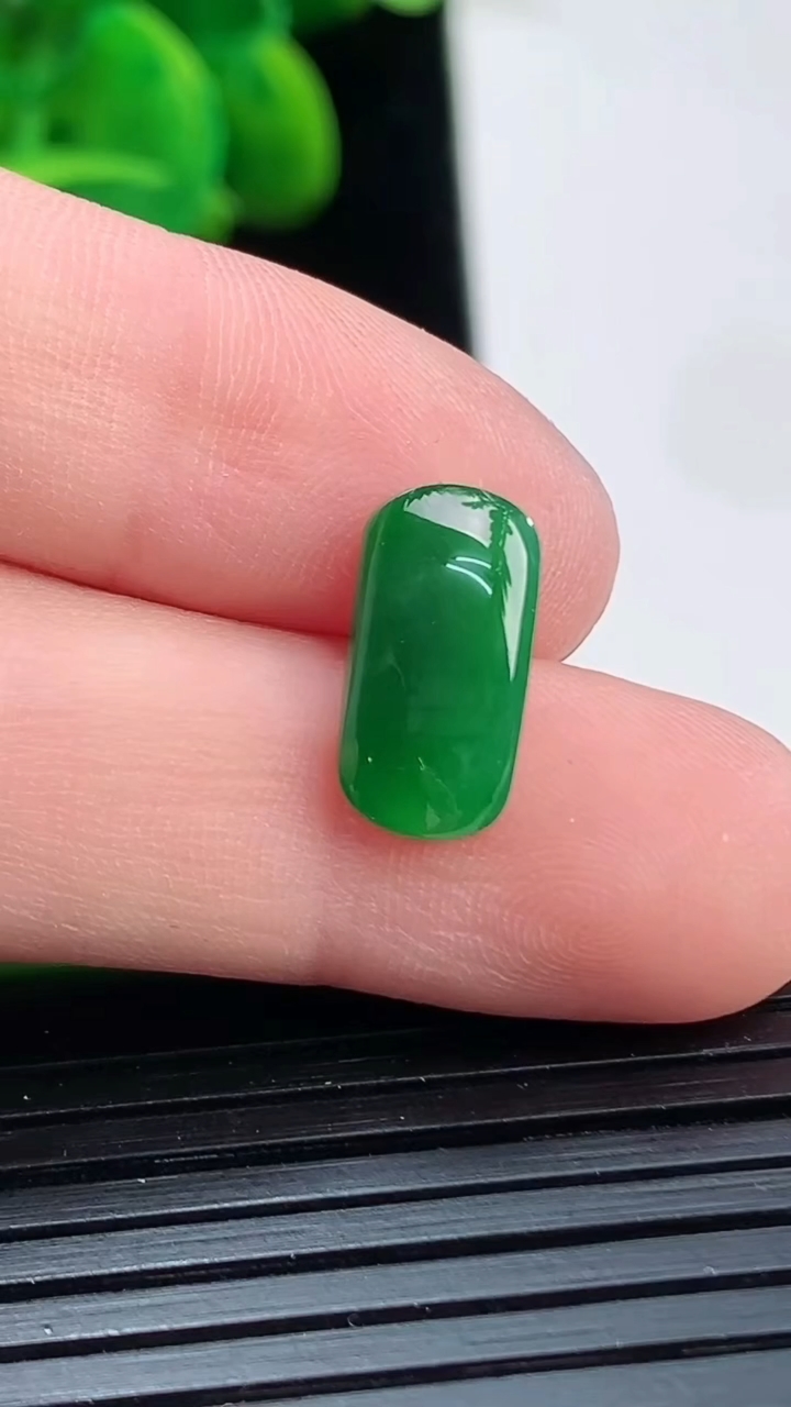 天然A货翡翠马鞍戒面尺寸12.9-6.6-2.4重:0.52g 1282026年4月5日
工厂直销收藏佳品,种好水足，色泽均匀，有种有色，上手高大气！