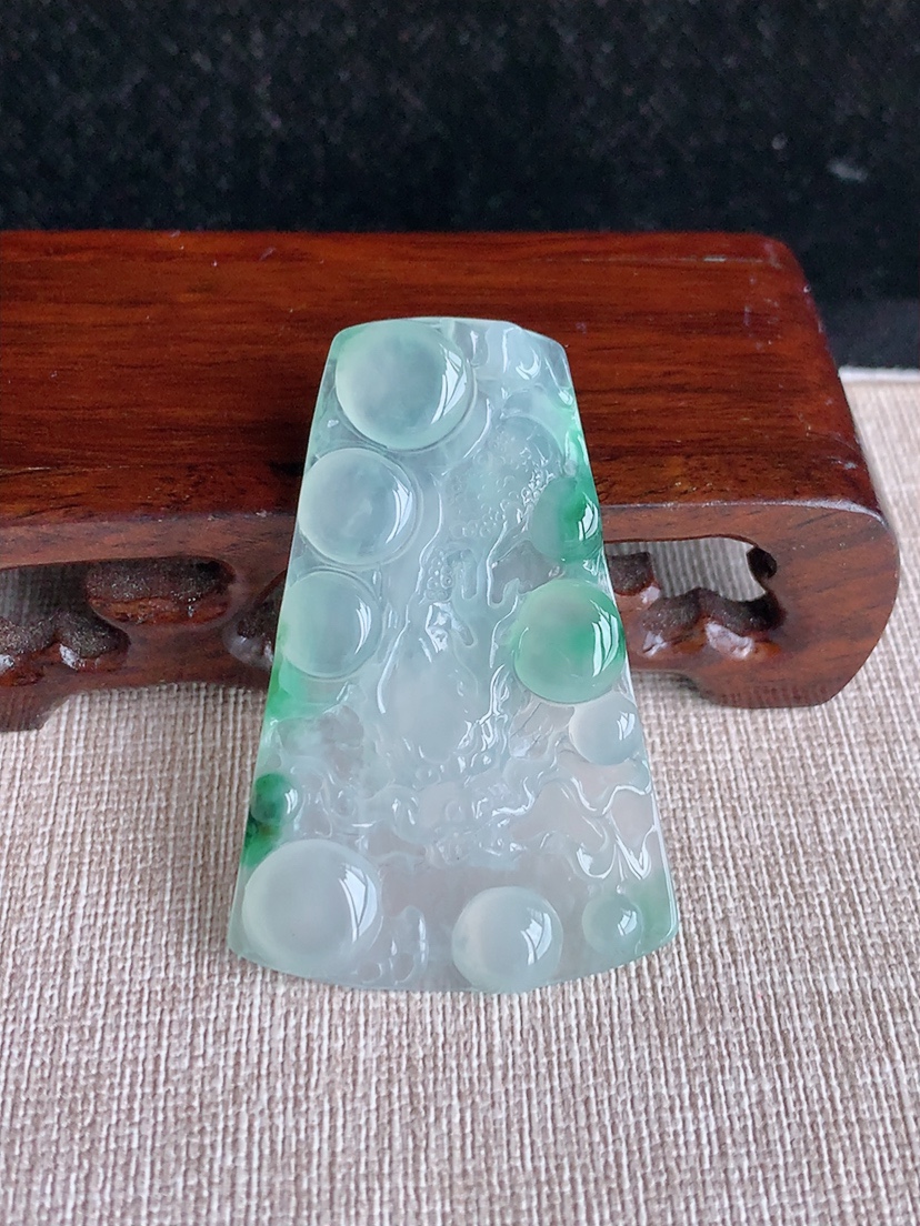 天然A货翡翠飘绿龙牌吊坠  
尺寸52-34.2-3.8mm 重量12.84g 0404