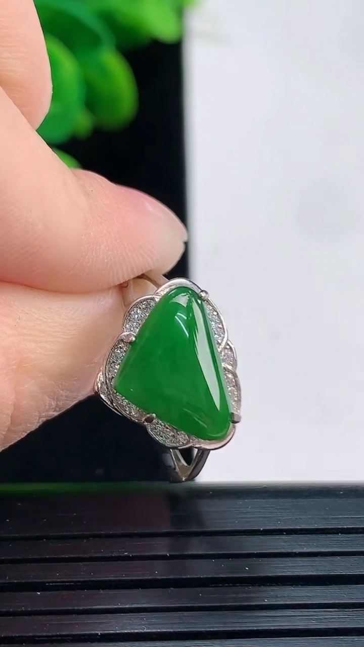 天然A货翡翠爱心戒指尺寸12.5-9重:2.32g 1282026年4月5日
工厂直销收藏佳品,种好水足，色泽均匀，有种有色，上手高大气！
