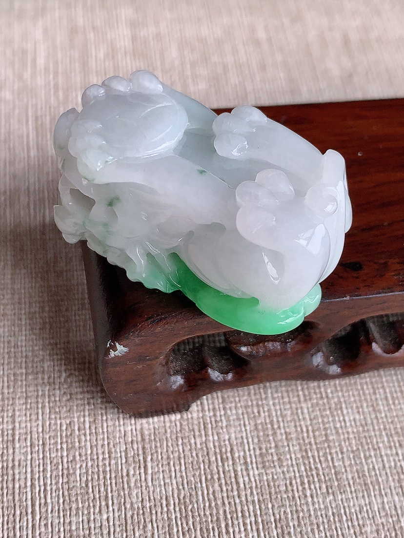 天然A货翡翠飘绿招财貔貅吊坠  
尺寸38.5-21.7-19mm 重量35.00g 0404