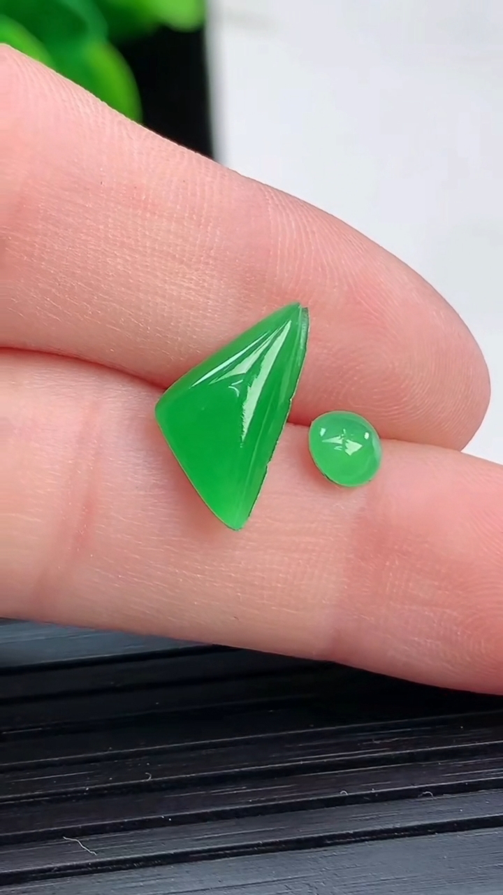 天然A货翡翠随形镶嵌件一对尺寸13.2-6.8-3重:0.38g 128
4月5日