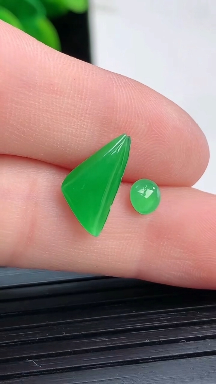 天然A货翡翠随形镶嵌件一对尺寸13.2-6.8-3重:0.38g 128
4月5日