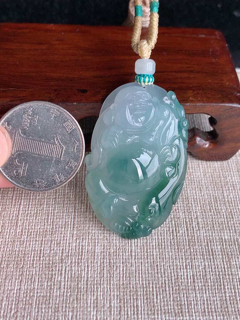 天然A货翡翠飘花逍遥佛吊坠 
尺寸43-28.3-9mm 重量18.75g 0404