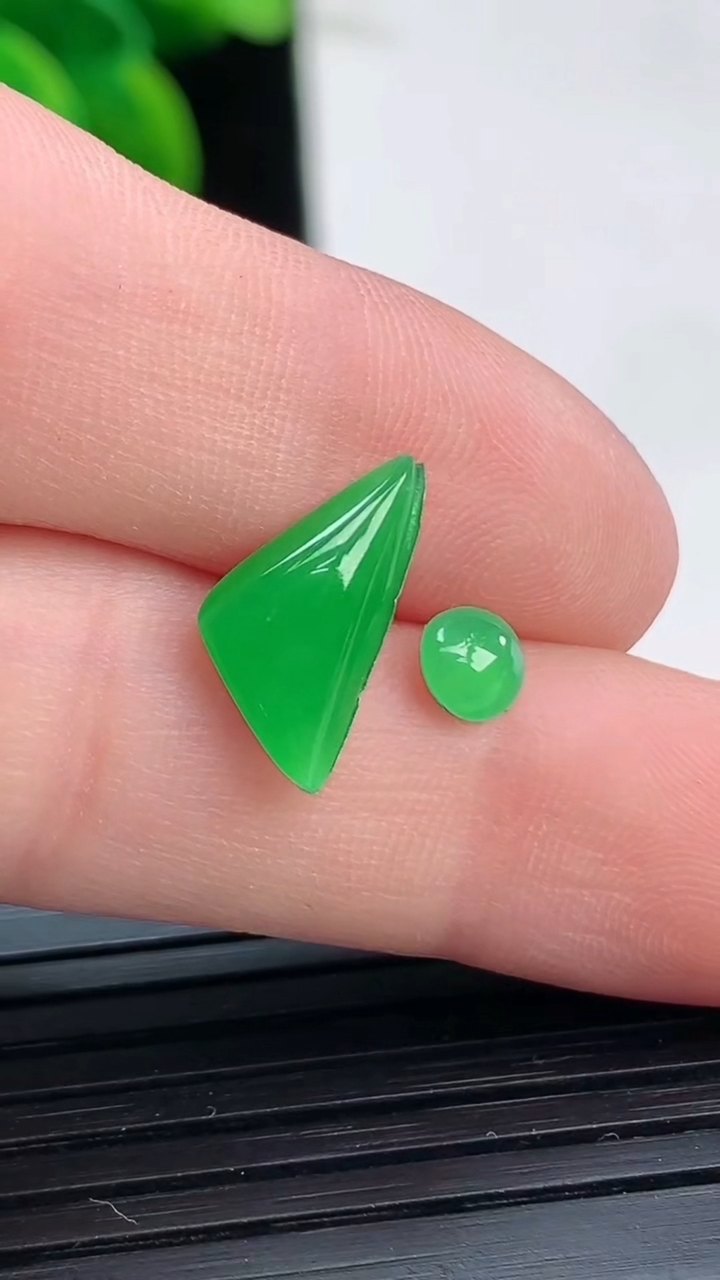 天然A货翡翠随形镶嵌件一对尺寸13.2-6.8-3重:0.38g 128
4月5日