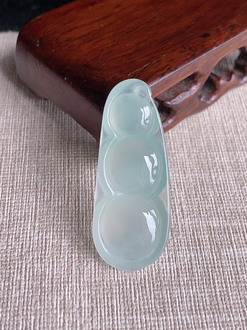 天然A货翡翠晴水四季豆福豆平安豆吊坠 
尺寸41.8-17-6.8mm 重量7.94g 0404