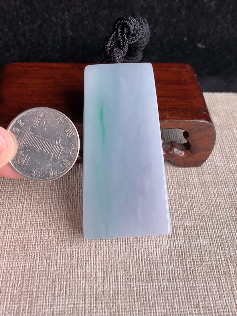 天然A货翡翠春带彩紫罗兰飘绿无事牌吊坠  
尺寸59-28.8-10.8mm 重量59.36g 0404