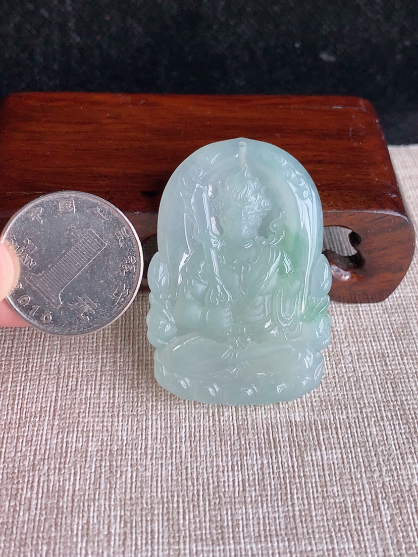 天然A货翡翠晴水飘花不动明王吊坠 
尺寸47.5-32.6-5.5mm 重量20.70g 0404