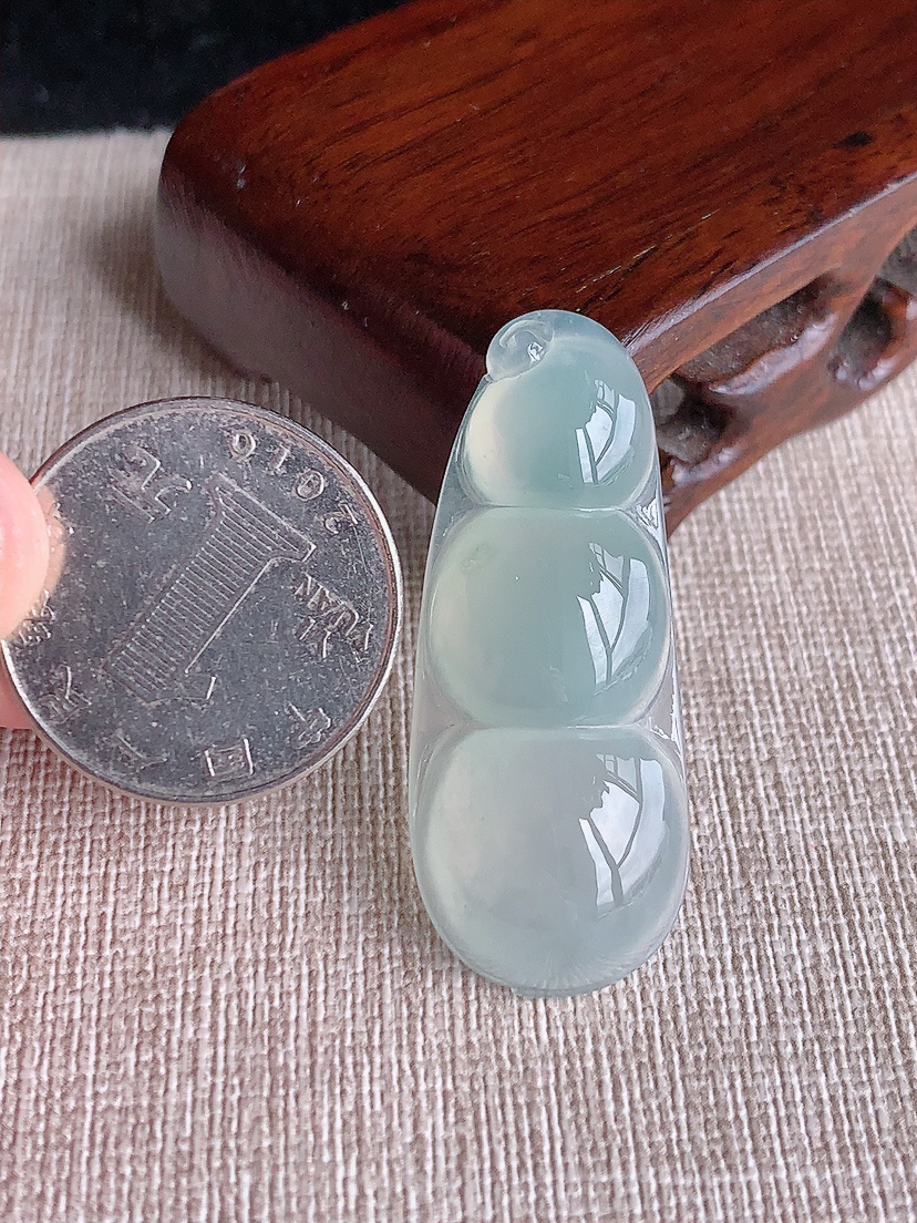 天然A货翡翠晴水四季豆福豆平安豆吊坠 
尺寸41.8-17-6.8mm 重量7.94g 0404