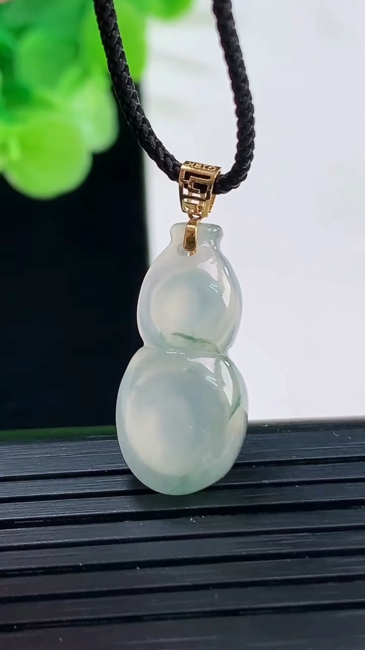 天然A货翡翠18K金飘花葫芦吊坠尺寸28.1-13.1-4.6重:1.95g
4月6日 637