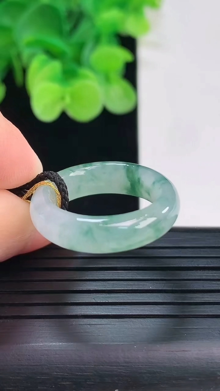 天然A货翡翠飘花指环戒指尺寸17.1-5.7-3.8重量:4.14g2026年4月6日
工厂直销收藏佳品,种好水足，色泽均匀，有种有色，上手高大气！