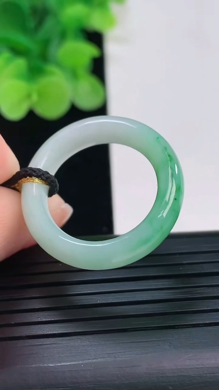 天然A货翡翠指环戒指尺寸19.2-6-3.8重量:5.06g2026年4月6日
工厂直销收藏佳品,种好水足，色泽均匀，有种有色，上手高大气！