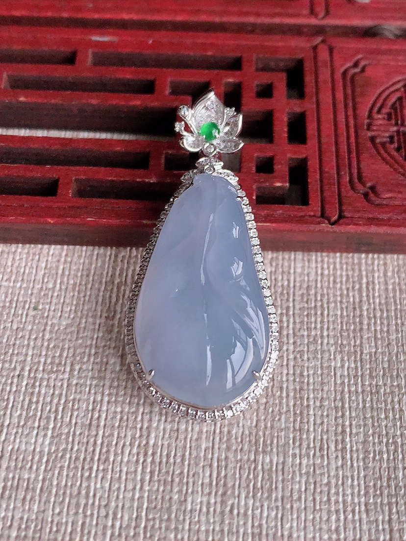 天然A货翡翠18K金伴钻镶嵌紫罗兰叶子金枝玉叶吊坠 
尺寸40.6-18-9裸石27.5-15.3m