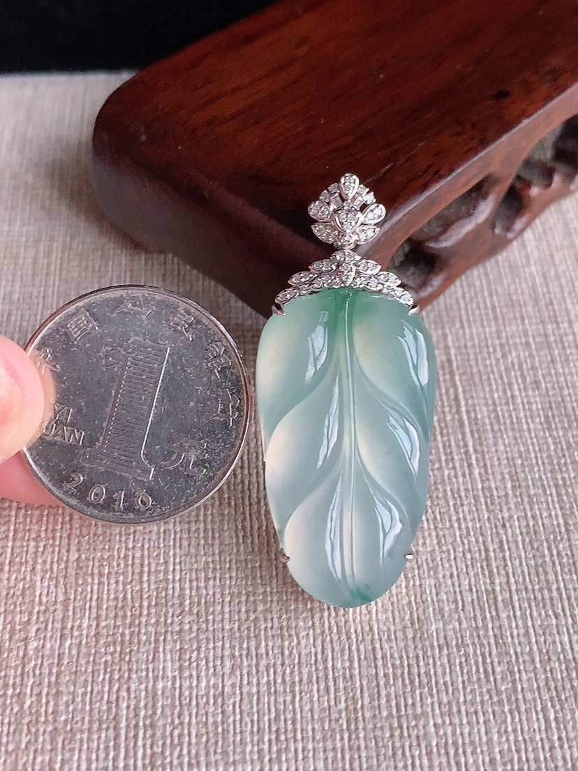 天然A货翡翠18K金伴钻镶嵌飘花叶子金枝玉叶吊坠 
尺寸43.8-32-18.2-8mm 重量10.48g 0403