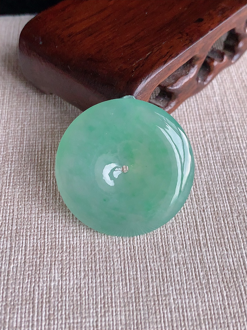 天然A货翡翠晴绿平安扣吊坠 
尺寸32.8-5.8mm 重量13.35g 0403