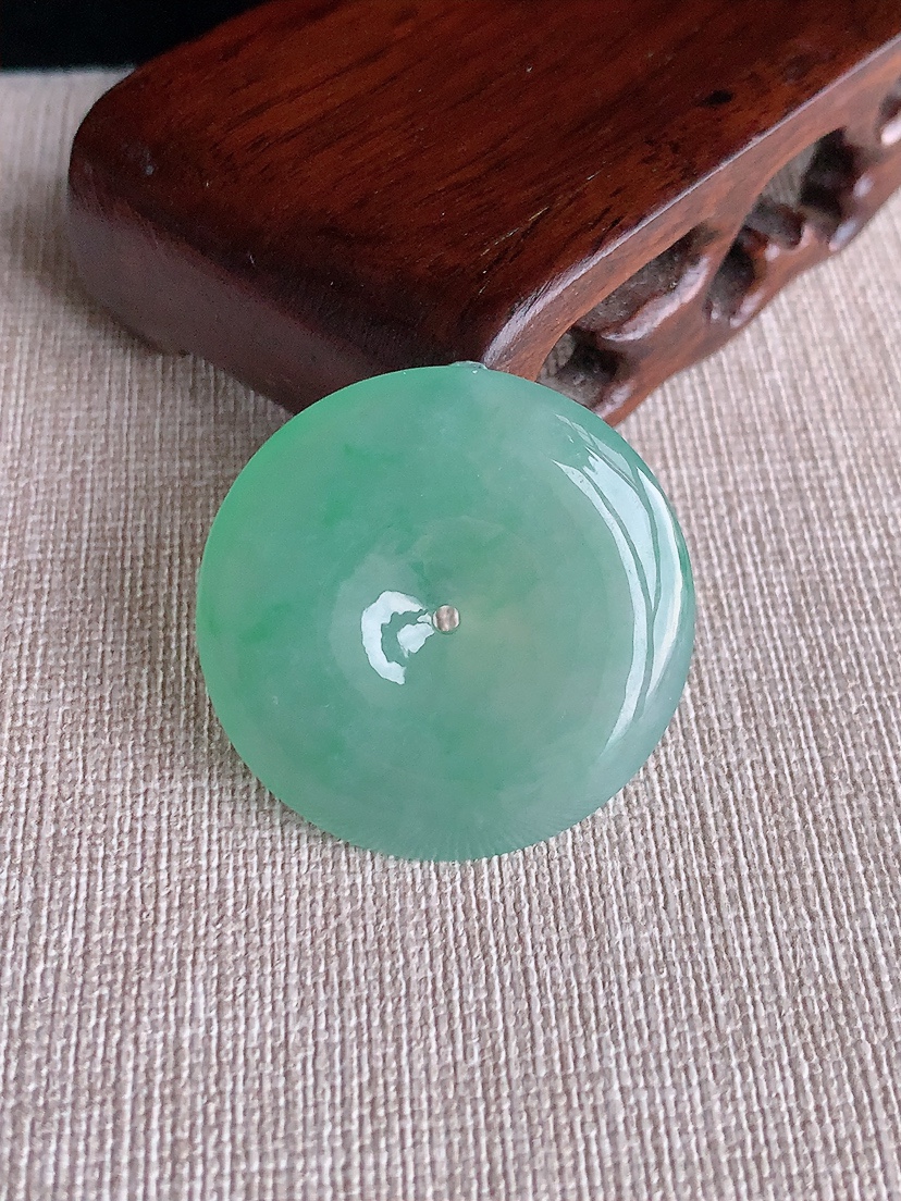 天然A货翡翠晴绿平安扣吊坠 
尺寸32.8-5.8mm 重量13.35g 0403