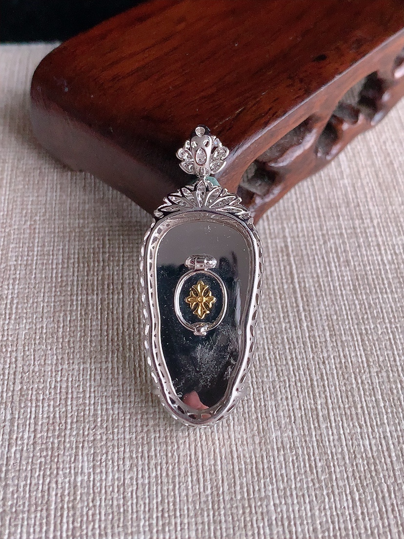 天然A货翡翠18K金伴钻镶嵌飘花叶子金枝玉叶吊坠 
尺寸43.8-32-18.2-8mm 重量10.48g 0403