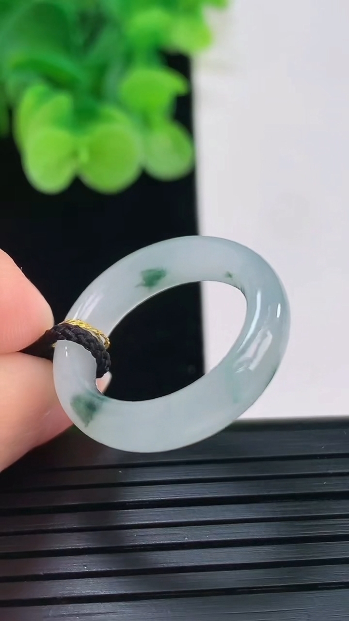 天然A货翡翠飘花指环戒指尺寸17.5-5.6-3.5重量:3.78g2026年4月7日
工厂直销收藏佳品,种好水足，色泽均匀，有种有色，上手高大气！