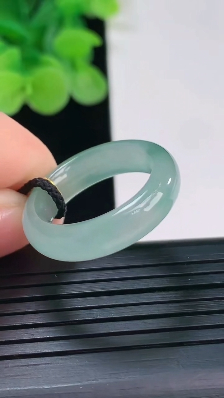 天然A货翡翠飘花指环戒指尺寸17.8-5.8-3.8重量:4.28g2026年4月6日
工厂直销收藏佳品,种好水足，色泽均匀，有种有色，上手高大气！