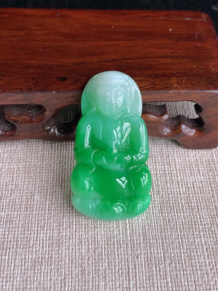 天然A货翡翠飘绿正装观音吊坠  
尺寸40.3-21.8-6.3mm 重量11.43g 0403