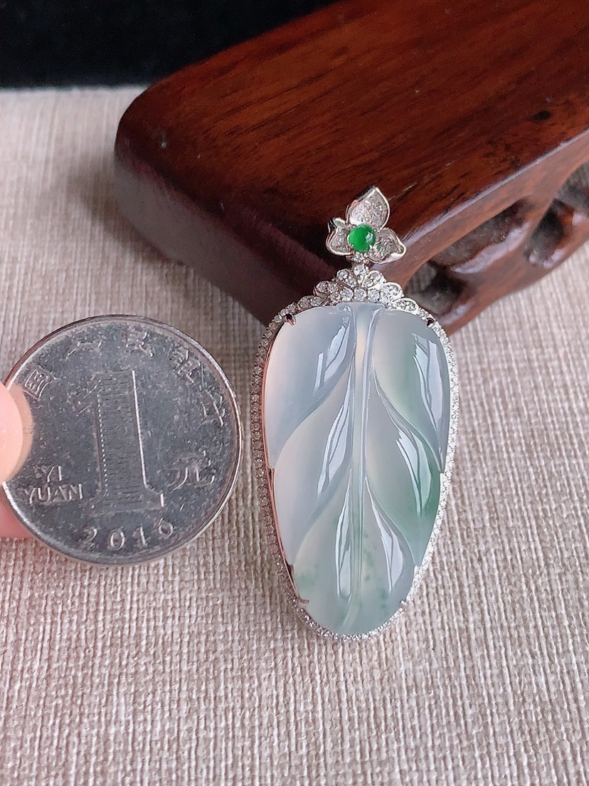 天然A货翡翠18K金伴钻镶嵌飘花叶子金枝玉叶吊坠 
尺寸44.8-20.4-9.2裸石31.8-17.7mm 重量8.15g 0403