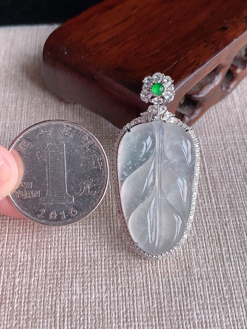 天然A货翡翠18K金伴钻镶嵌白冰白月光雪花棉叶子金枝玉叶吊坠 
尺寸43.5-20.8-8裸石30.3-17.8mm 重量6.88g 0403