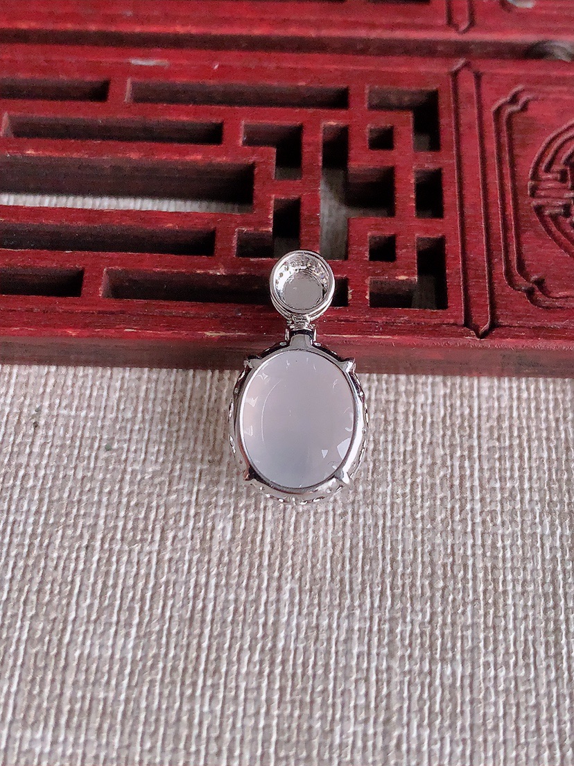 天然A货翡翠18K金伴钻镶嵌白冰白月光蛋面吊坠 
尺寸21.3-13.6-11.8-8.3mm 重量