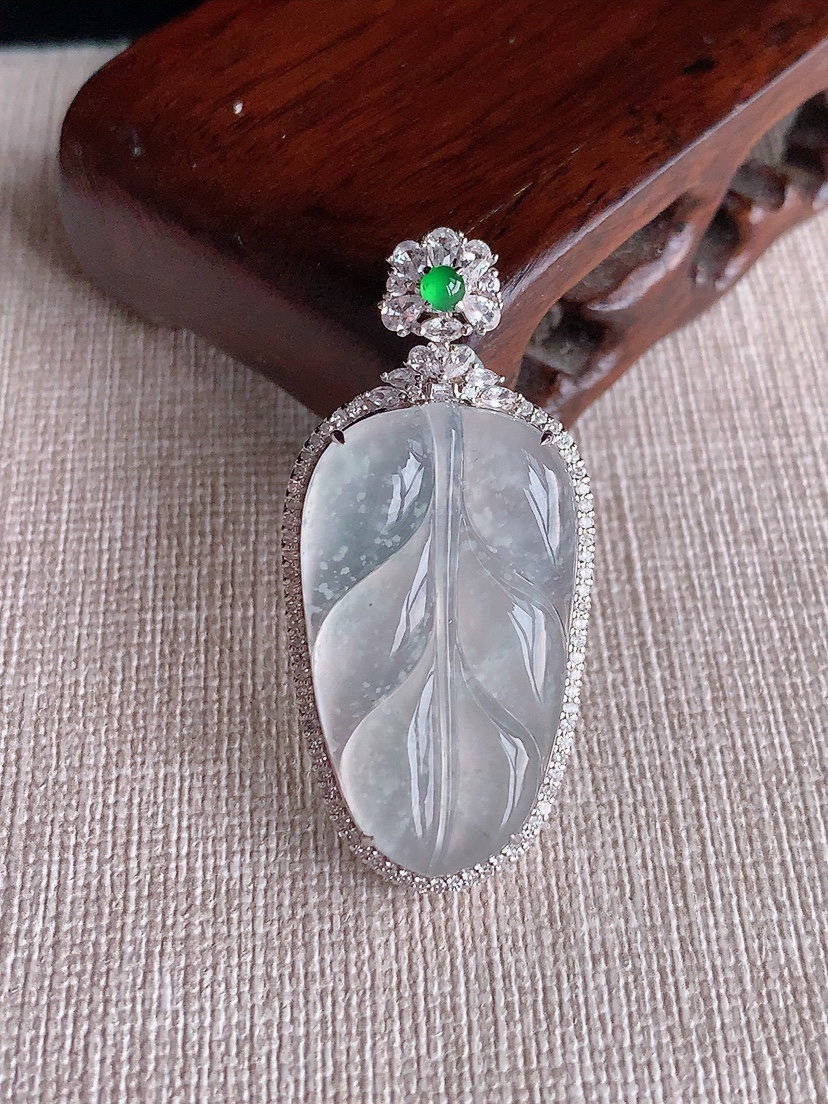 天然A货翡翠18K金伴钻镶嵌白冰白月光雪花棉叶子金枝玉叶吊坠 
尺寸43.5-20.8-8裸石30.