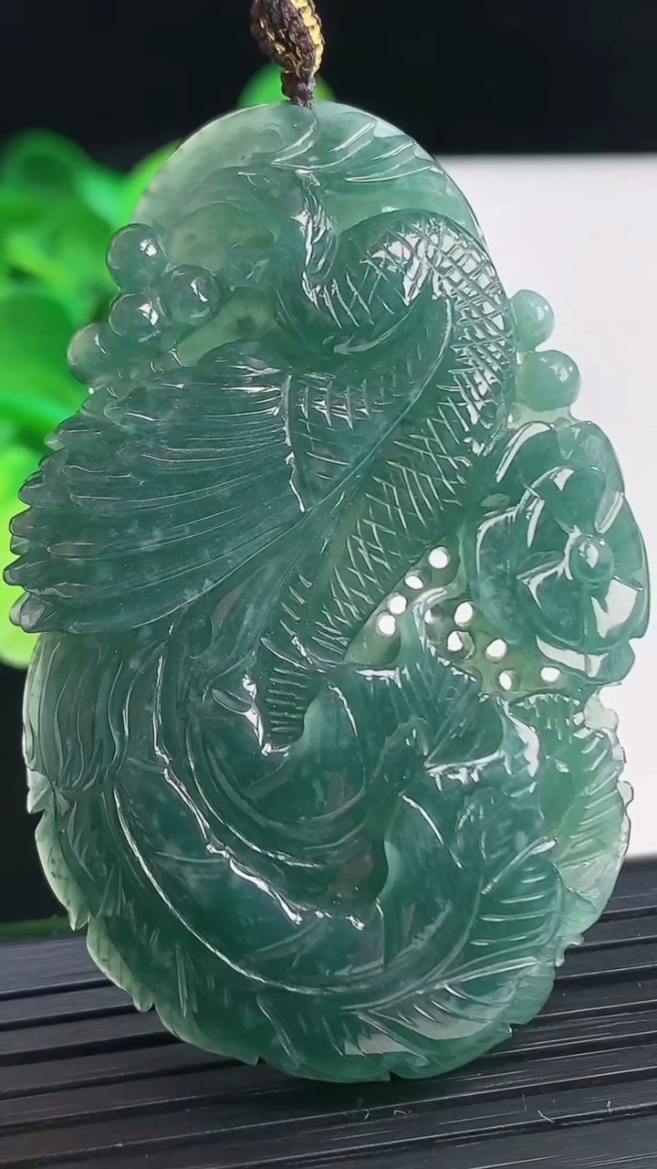 天然A货翡翠凤凰吊坠尺寸59.3-39.4-8重量:31.62g
4月6日